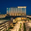 L'hôtel du Pickering Casino Resort et sa place illuminée la nuit, à côté d'une autoroute