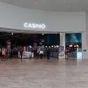 Entrée de la salle de jeu du Great Canadian Toronto, sous une enseigne CASINO illuminée