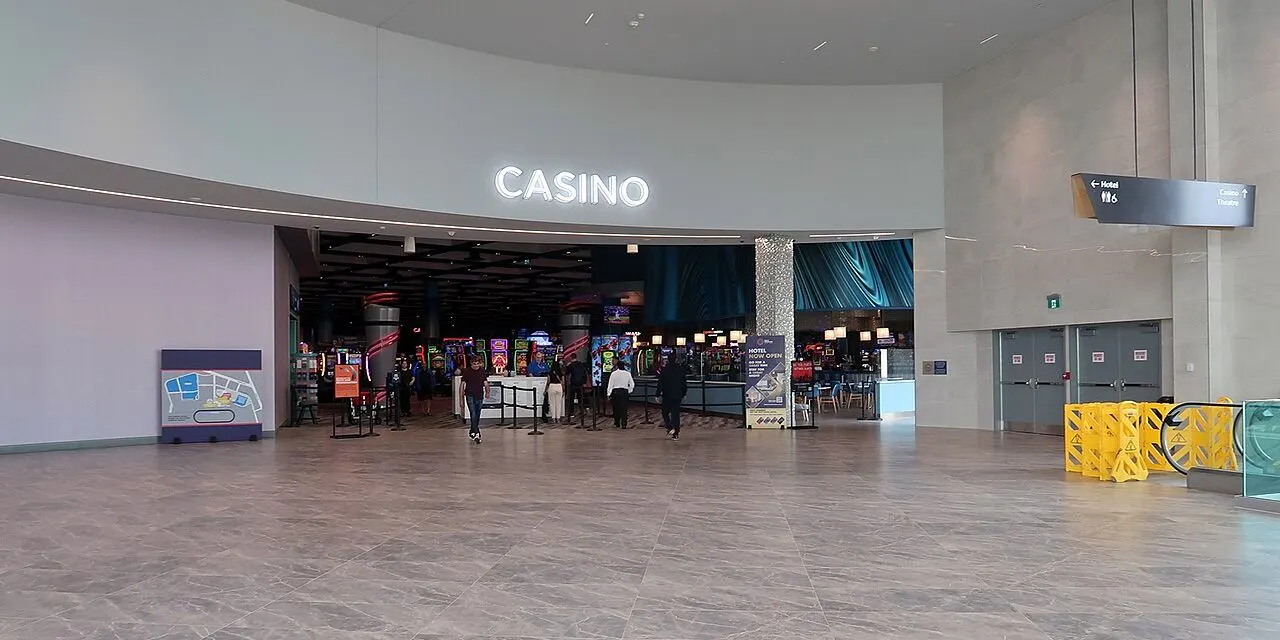 Entrée de la salle de jeu du Great Canadian Toronto, sous une enseigne CASINO illuminée